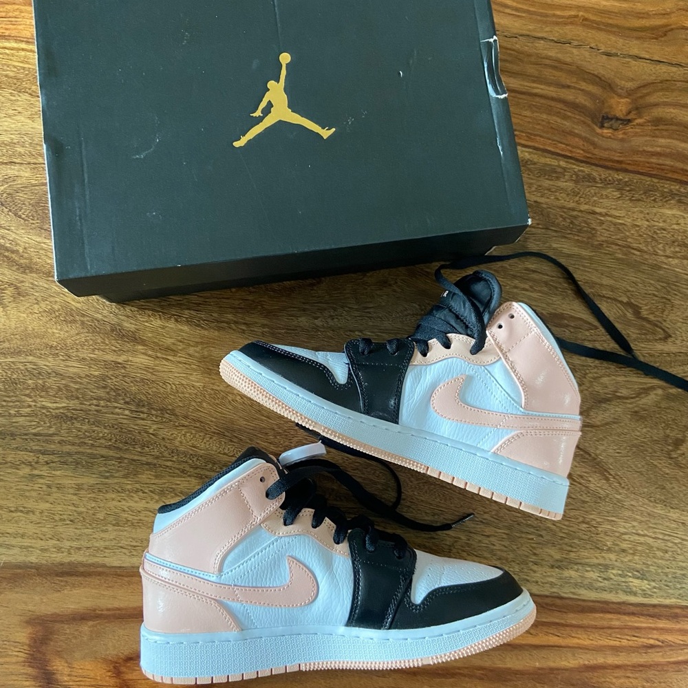 🦖SOLD!🦖Nike Jordan 1 Mid “Crimson Tint” 5.5y Artic Orange sneakers Unisex